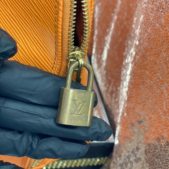 Authentic LV Hand Bag - Picture 2 of 9